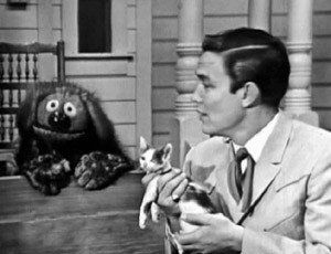 Jimmy introduces Rowlf to a cool cat.
