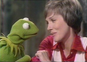 Julie and Kermit sing "Bein' Green".